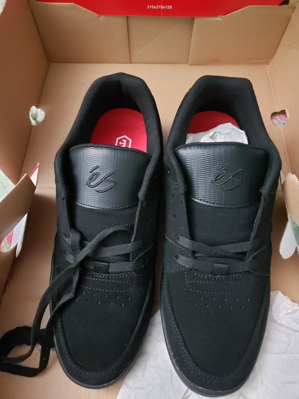 ES ACCEL SLIM  Black Low-Top Skate Sneakers with Red Insole